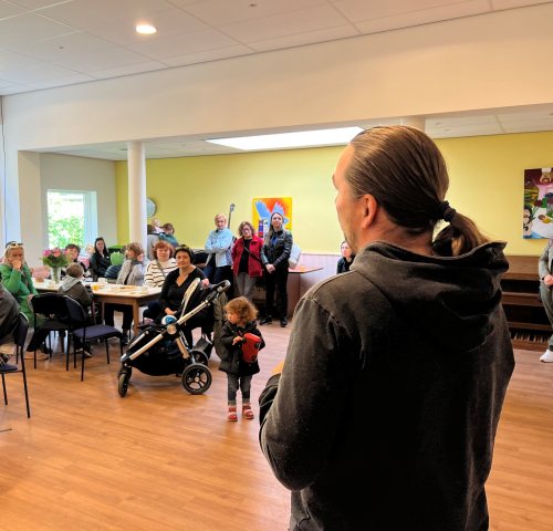 Pastor Thomas speaking to Ukrainians in his church Pastor Thomas speaking to Ukrainians in his church