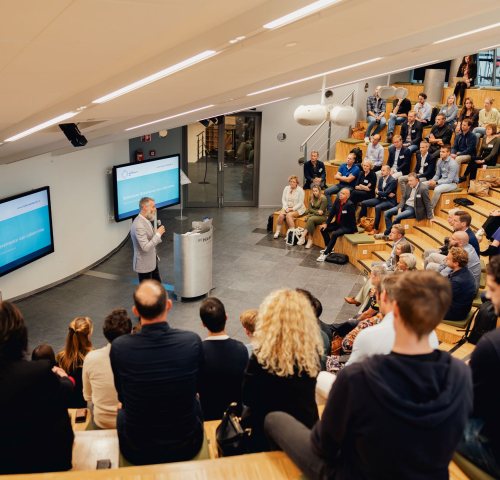 Rutger Leukfeldt teaching at the HHS