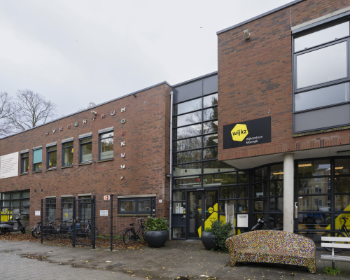Front view of Wijkcentrum Moerwijk in The Hague, a local community center offering support, activities, and social services for residents in the Moerwijk neighborhood.