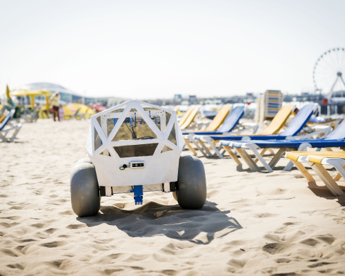 robot in scheveningen.jpg