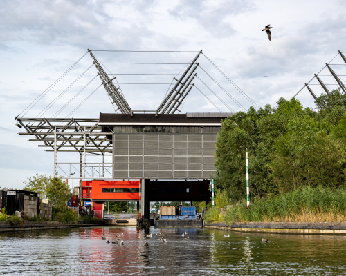 The transhipment port of Waste Processor Avalex on the Trekvliet