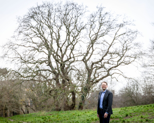 In the photo, alderman Robert Barker (Outdoor Space, Animal Welfare, Environment) at the Veteran Tree Belvedere oak on the Duinweg. Photo: Valerie Kuypers