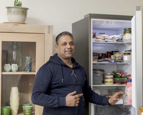 Anand Lachman purchased a new, energy-efficient refrigerator at a discounted price. Since 1 June 2026, the Sustainable Gift Card has been linked to The Hague's Ooievaarspas.