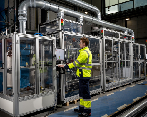 A TNO employee operating one of the TNO Möbius setups (TNO Möbius LETO) in the TNO lab. 