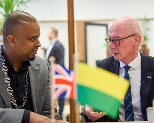 British minister Pat McFadden visits Jongerenpunt070 with alderman Hilbert Bredemeijer. Photo: Phil Nijhuis