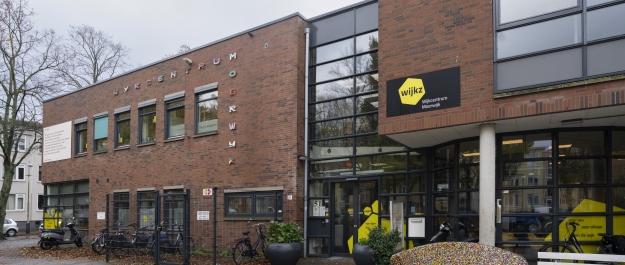 Front view of Wijkcentrum Moerwijk in The Hague, a local community center offering support, activities, and social services for residents in the Moerwijk neighborhood.