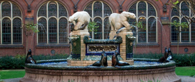 Danish fountain as gift to peace palace in the garden of the Peace Palace. photo credits Peace Palace