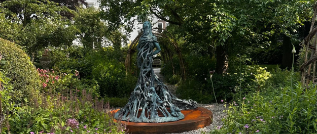 Sculpture petrified survivors The Hague