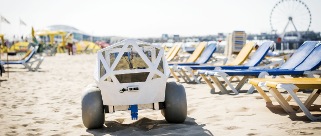 robot in scheveningen.jpg