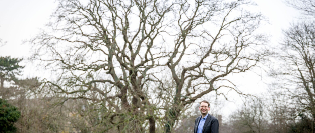 In the photo, alderman Robert Barker (Outdoor Space, Animal Welfare, Environment) at the Veteran Tree Belvedere oak on the Duinweg. Photo: Valerie Kuypers