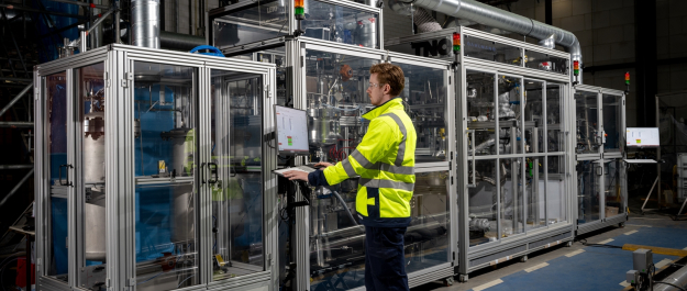 A TNO employee operating one of the TNO Möbius setups (TNO Möbius LETO) in the TNO lab. 