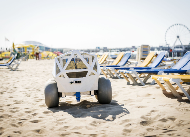 robot in scheveningen.jpg