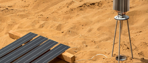 Sunglacier in the desert of Mali close up Photo of Hessel Waalewijn