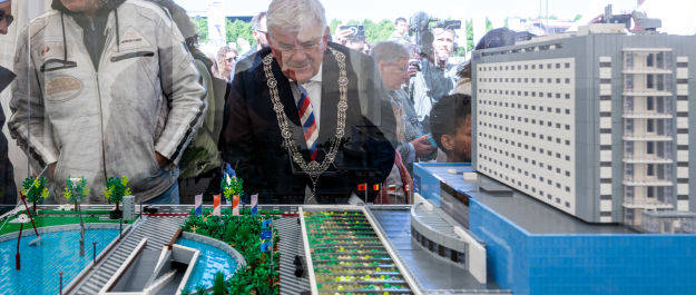 Mayor Jan van Zanen in front of World Forum made from Lego blocks. Photo credits Hugo de Wolf