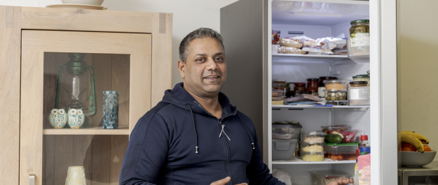 Anand Lachman purchased a new, energy-efficient refrigerator at a discounted price. Since 1 June 2026, the Sustainable Gift Card has been linked to The Hague's Ooievaarspas.