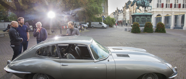 Scope-filming outside paleis noordeinde