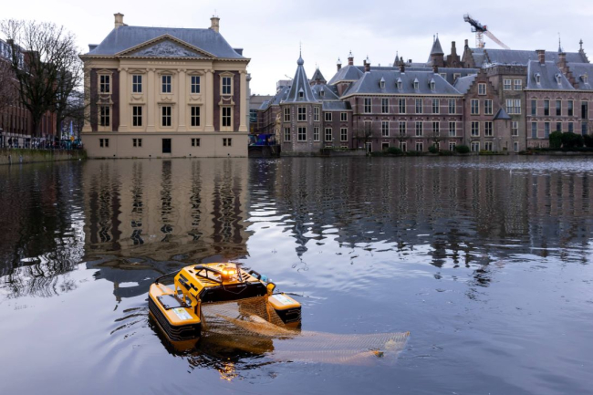 Jellyfishbot by the Hofvijver