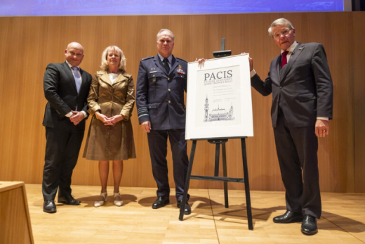 Carnegie Wateler Peace Prize 2024 FLTR Iljan van Hardevelt. Dr. Elisabeth Wesseling van Gent. Generaal Onno Eichelsheim. Piet-Hein Donner