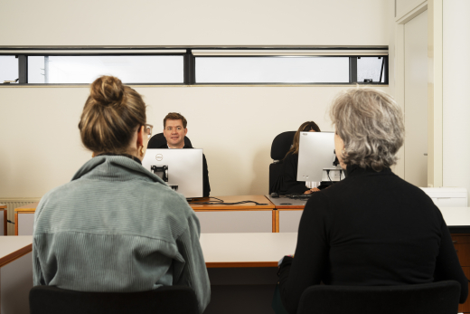 A community judge engages with local residents during a Wijkrechtspraak court session in The Hague Southwest, where accessible and people-centered justice takes place close to home.