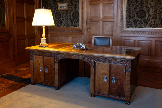Australian Desk and Inkstand Carnegie Foundation Peace Palace. Foto Maarten van Haaff