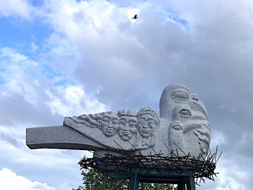 Bird flying over sculpture source Mirza Moric https://www.mirzamoric.fr/the-bird-of-peace/ Bird flying over sculpture source Mirza Moric https://www.mirzamoric.fr/the-bird-of-peace/