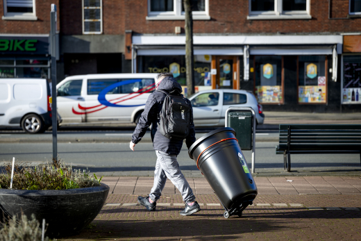 Person walking with a rain barrel. Picture credits: Valerie Kuypers