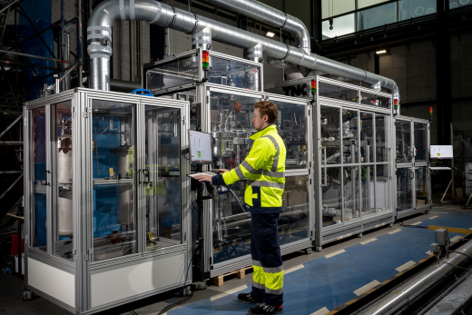 A TNO employee operating one of the TNO Möbius setups (TNO Möbius LETO) in the TNO lab. 